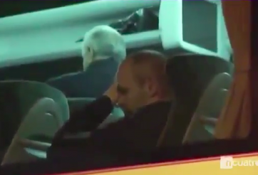 VIDEO: Iniesta khóc trên xe sau thất bại trước Atletico