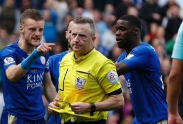 VIDEO: Jamie Vardy trả giá vì ăn vạ trong vòng cấm West Ham