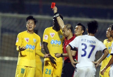 Tiền đạo Thanh Hóa bị đuổi khỏi sân vì... ăn mừng quá đà