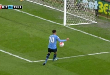 VIDEO: Sao trẻ Tottenham tái hiện pha bỏ lỡ không tưởng của Torres