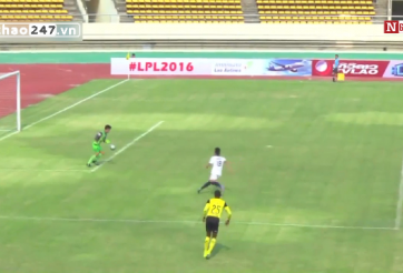 VIDEO: Thủ môn Lào League trả giá vì ham phô diễn kỹ thuật