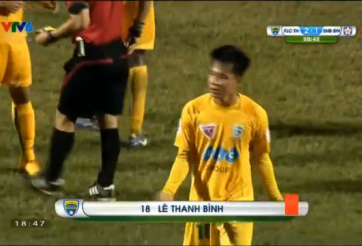 VIDEO: Tình huống cầu thủ Thanh Hóa bị đuổi vì ăn mừng quá lố