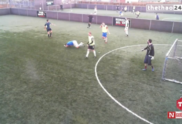 VIDEO: Khi may mắn đứng về phía cột dọc khung thành