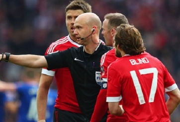 HLV Van Gaal 'đá đểu' trọng tài Anthony Taylor sau trận thắng Everton