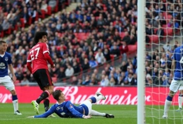 VIDEO: Martial đi bóng kiến tạo giúp Fellaini ghi bàn mở tỷ số