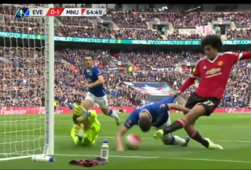 VIDEO: MU mất oan 1 quả pen mười mươi trước Everton