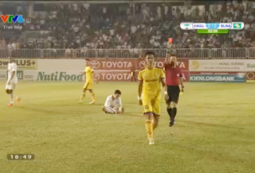 VIDEO: Tình huống dẫn tới chiếc thẻ đỏ của Quế Ngọc Hải trước HAGL