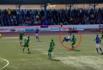 VIDEO: Siêu phẩm ngả bàn đèn từ khoảng cách hơn 30m