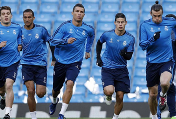 Chùm ảnh: Ronaldo cùng đồng đội ‘đại náo’ Etihad