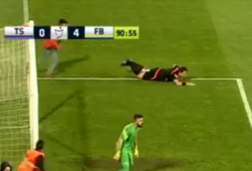 VIDEO: CĐV lao vào sân hành hung trọng tài ở Thổ Nhĩ Kỳ