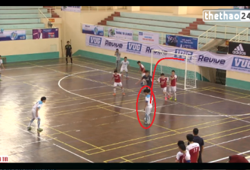 VIDEO: Siêu phẩm sút phạt độc đáo ở giải Futsal