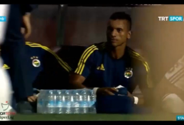 VIDEO: Nani ê chề vì bị CĐV Thổ Nhĩ Kỳ ném trả lại áo đấu