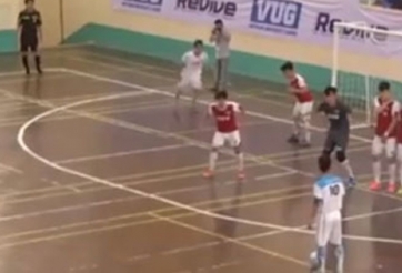Báo nước ngoài sốt với siêu phẩm futsal của sinh viên Việt Nam