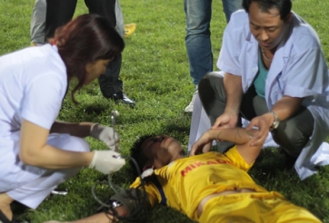 Cầu thủ giải hạng Nhất cấp cứu ngay trên sân