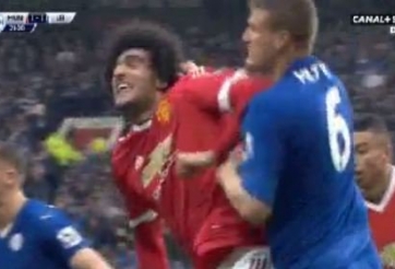 VIDEO: Pha đánh nguội xứng đáng nhận thẻ đỏ của Fellaini
