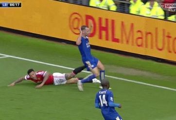 VIDEO: Thót tim với tình huống nhận thẻ đỏ và suýt bị thổi pen của Leicester