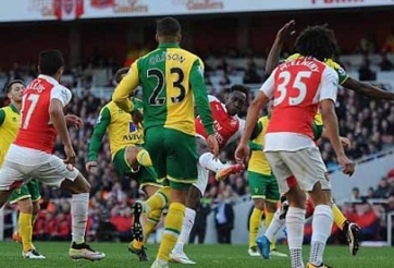 Welbeck tỏa sáng, Arsenal thắng kịch tính trước Norwich
