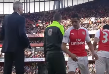 Sanchez không thèm nhìn mặt HLV Wenger