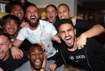 VIDEO: Cầu thủ Leicester ăn mừng chức vô địch sau trận Chelsea - Tottenham