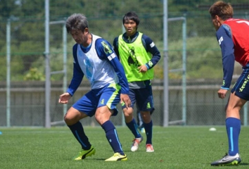 Tuấn Anh mệt nhoài trên sân tập của Yokohama FC