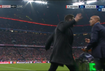 VIDEO: 2 lần HLV Simeone 'nổi điên' ở trận gặp Bayern Munich