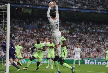 VIDEO: Ronaldo dùng tay ghi bàn như chơi bóng rổ