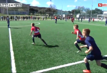 VIDEO: Siêu phẩm sút phạt từ giữa sân bởi cầu thủ nhí