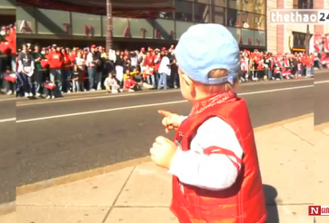 VIDEO: Cậu bé gây sốt với màn lĩnh xướng hàng trăm CĐV