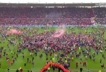 VIDEO: Khung cảnh khó tin khi Middlesbrough giành vé thăng hạng