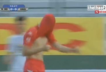 VIDEO: Công Vinh chọc thủng lưới HAGL và nhận thẻ vàng vì 'lỗi ăn mừng'