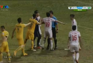 VIDEO: Tình huống thổi pen sai lầm của trọng tài trận Thanh Hóa - SLNA