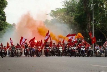 VIDEO: CĐV Hải Phòng đốt pháo khói, rải tiền âm phủ trên đường phố Hà Nội