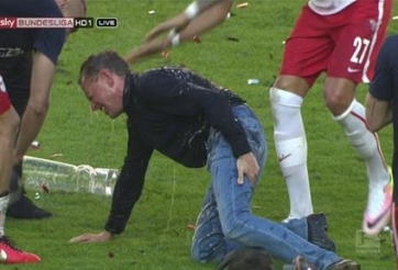 VIDEO: HLV Đức chấn thương khi ăn mừng đội nhà thăng hạng Bundesliga