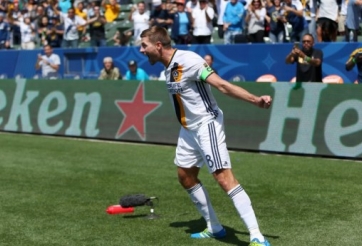 VIDEO: Gerrard ghi bàn đẳng cấp giúp LA Galaxy đánh bại đội bóng của Lee Nguyễn