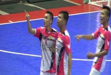 VIDEO: Ăn mừng quá khích, cầu thủ futsal bị ném chai nước ở giải VĐQG