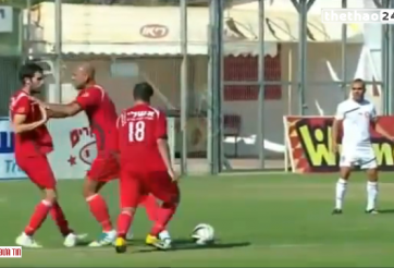 VIDEO: Pha dàn xếp đá phạt đầy thông minh và mưu mẹo