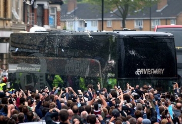 VIDEO: Cầu thủ MU sợ hãi khi xe bus bị CĐV West Ham tấn công
