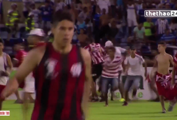 VIDEO: Bạo loạn kinh hoàng trên sân cỏ Brazil