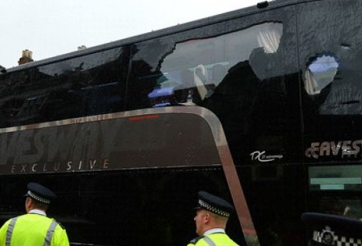 Xe buýt Man Utd bị tấn công bởi các CĐV West Ham