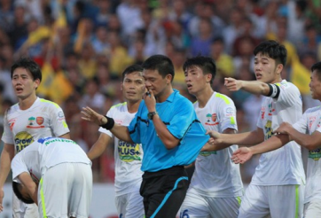 VIDEO: Trọng tài Hà Anh Chiến bị HAGL phản ứng vì bàn thua oan