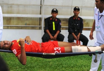 VIDEO: Ngoại binh HAGL gãy chân sau pha va chạm với cầu thủ Long An