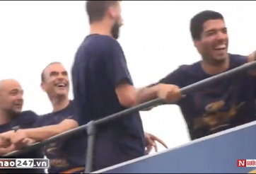 VIDEO: Gerard Pique troll Ronaldo trong lễ diễu hành cúp La Liga 2015/16