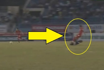 VIDEO: Pha đánh nguội đáng lên án của Đình Luật trước ngoại binh Quảng Nam