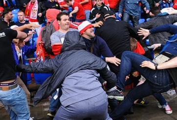 CĐV của Sevilla và Liverpool đánh nhau trên sân