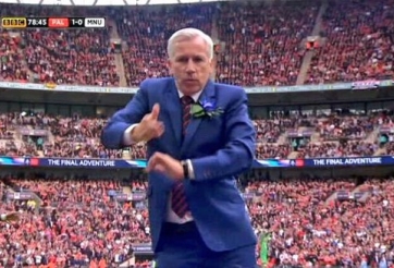 VIDEO: Pha ăn mừng ấn tượng của HLV Alan Pardew trước Man Utd