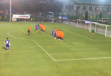 VIDEO: Đinh Thanh Trung trổ tài sút phạt trước U21 Việt Nam