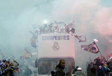 VIDEO: Real diễu hành ăn mừng chức vô địch trên đường phố Madrid