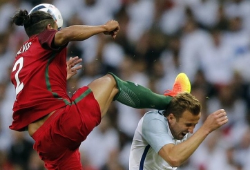 VIDEO: Pha cao chân kinh hoàng của hậu vệ Bồ Đào Nha vào mặt Harry Kane