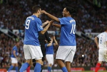 VIDEO: Ronaldinho xỏ háng 2 cầu thủ đối phương trong vòng 2 giây