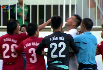 VIDEO: Cầu thủ HAGL đánh cùi chỏ và vỗ mặt đối thủ